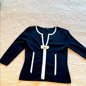 Carolyn Taylor Black quarter sleeve top with White Trim, size small